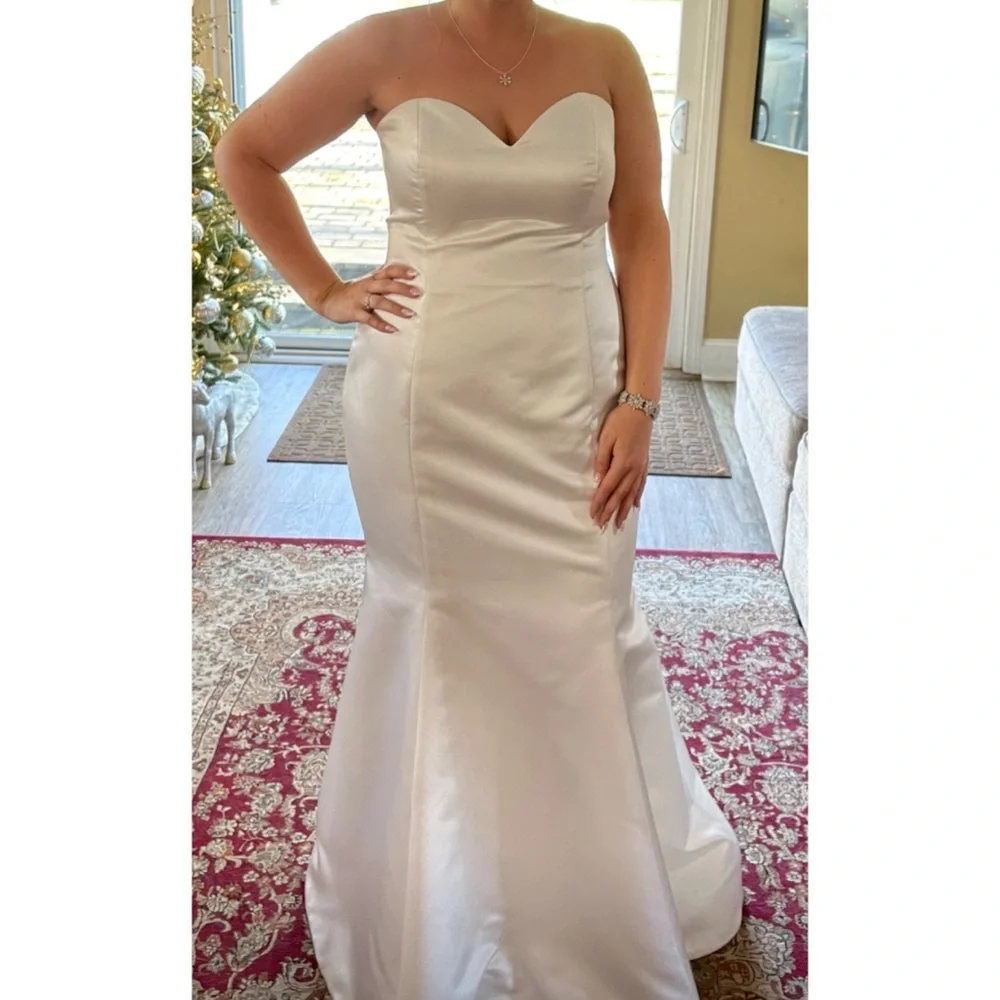 Hayley Paige Ivory Trumpet Gown - Picture 1 of 2